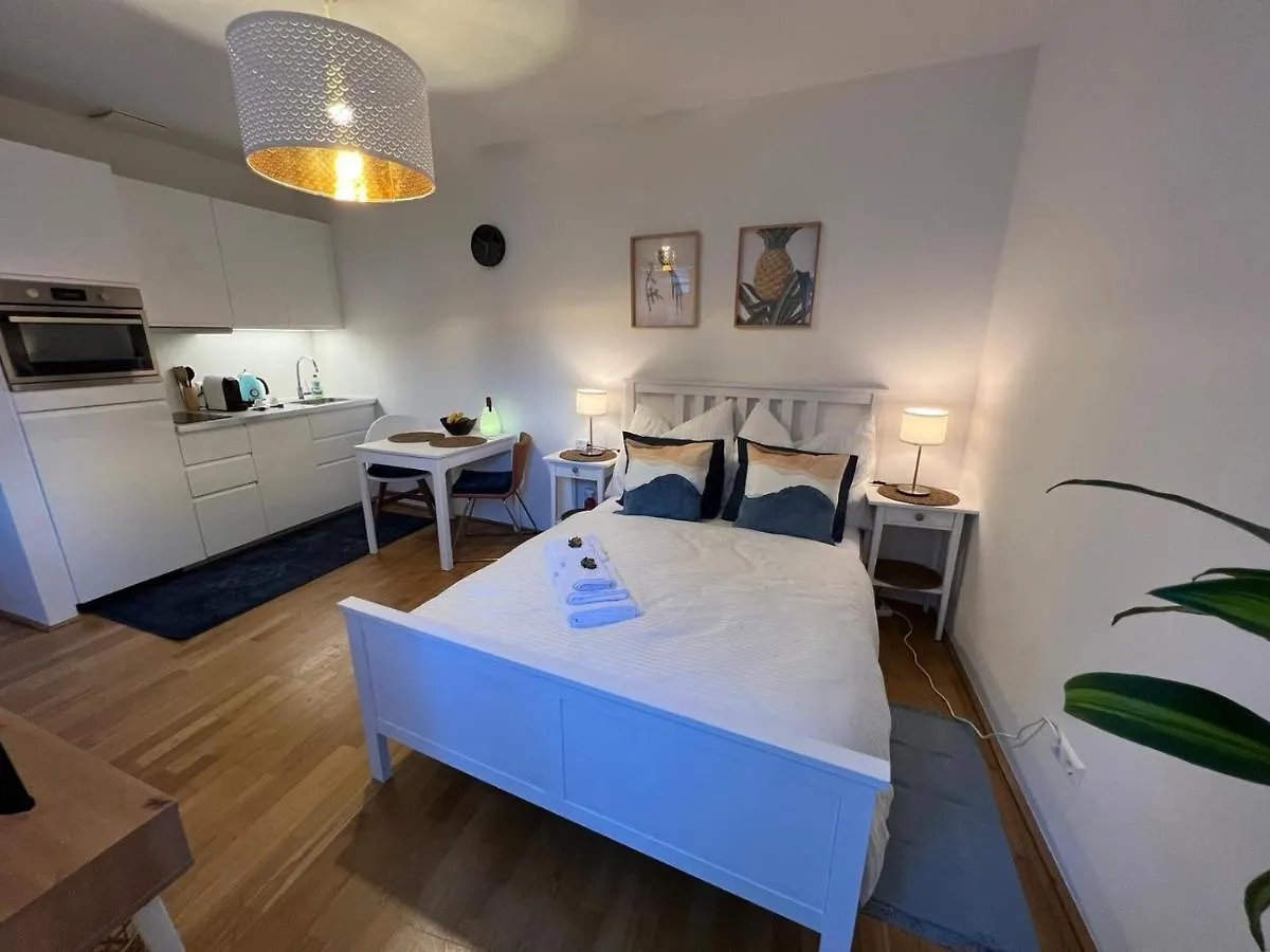 Apartment With Balcony Bécs
