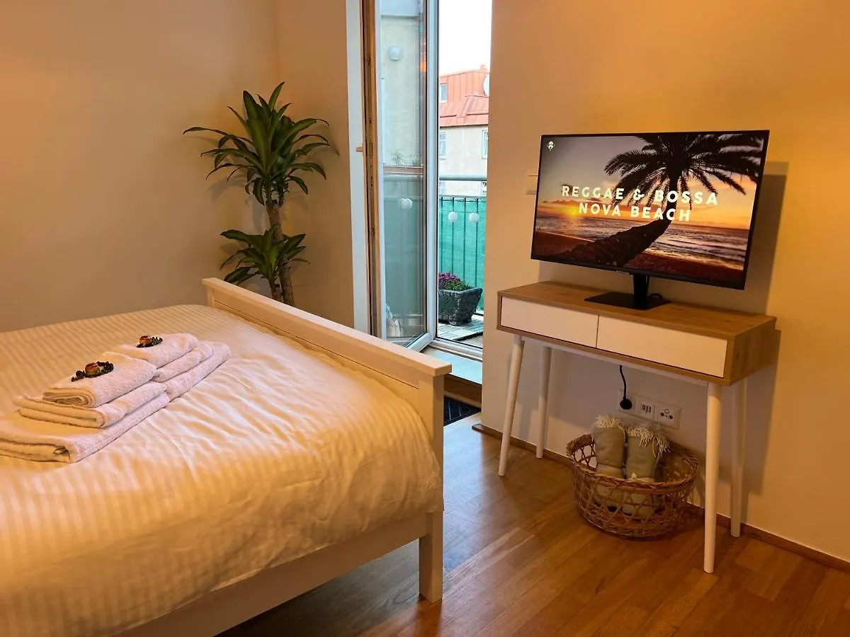 Apartment With Balcony Bécs