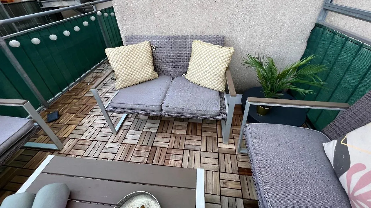 Apartment With Balcony Bécs